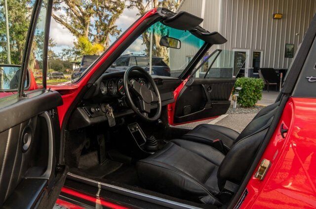 Porsche-911-Coupe-1984-Red-Black-66220-5