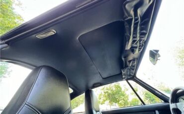 Porsche-911S-Coupe-Sunroof-1975-Black-Black-131042-23