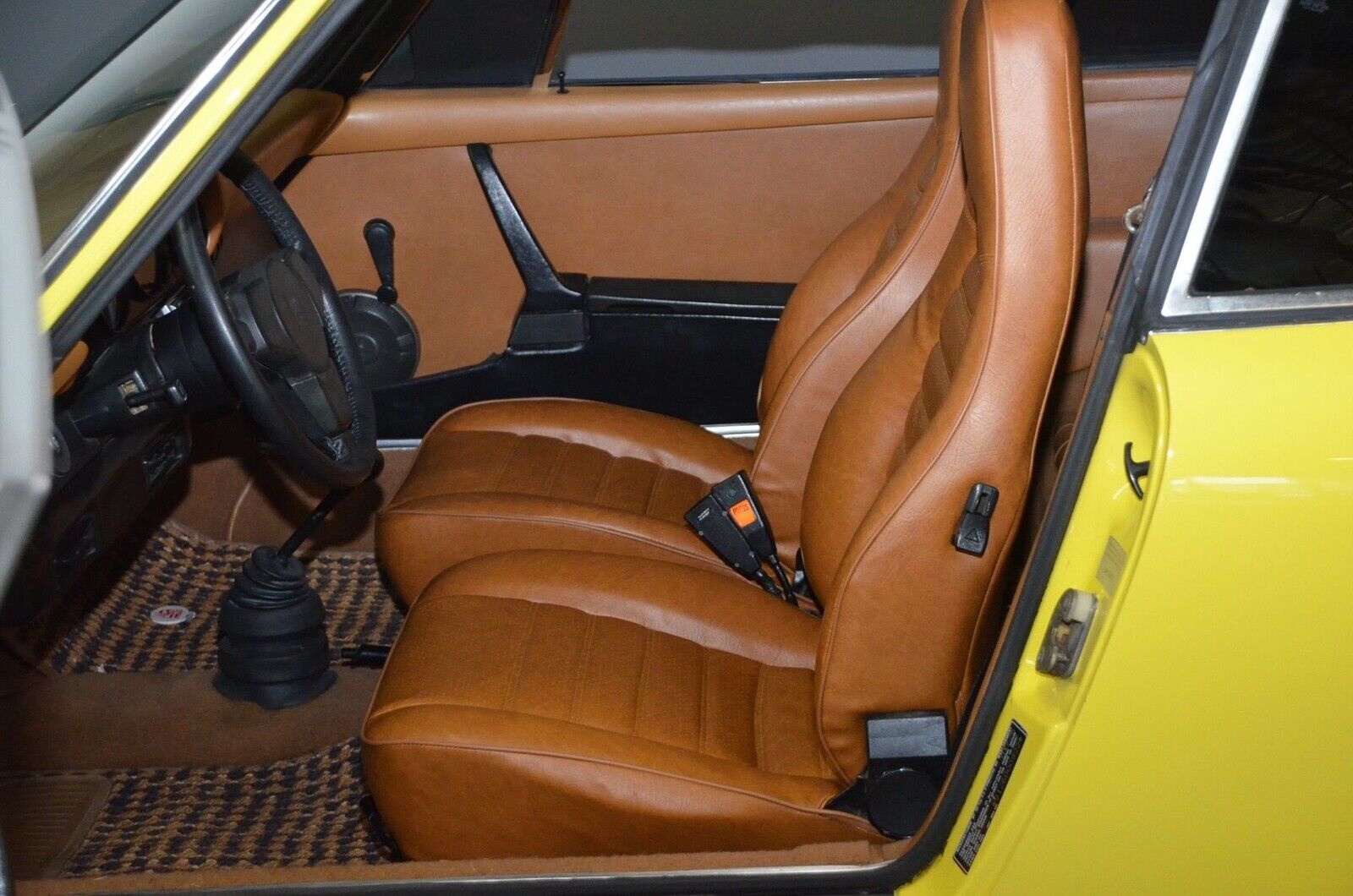 Porsche-912-1976-Yellow-278069-21