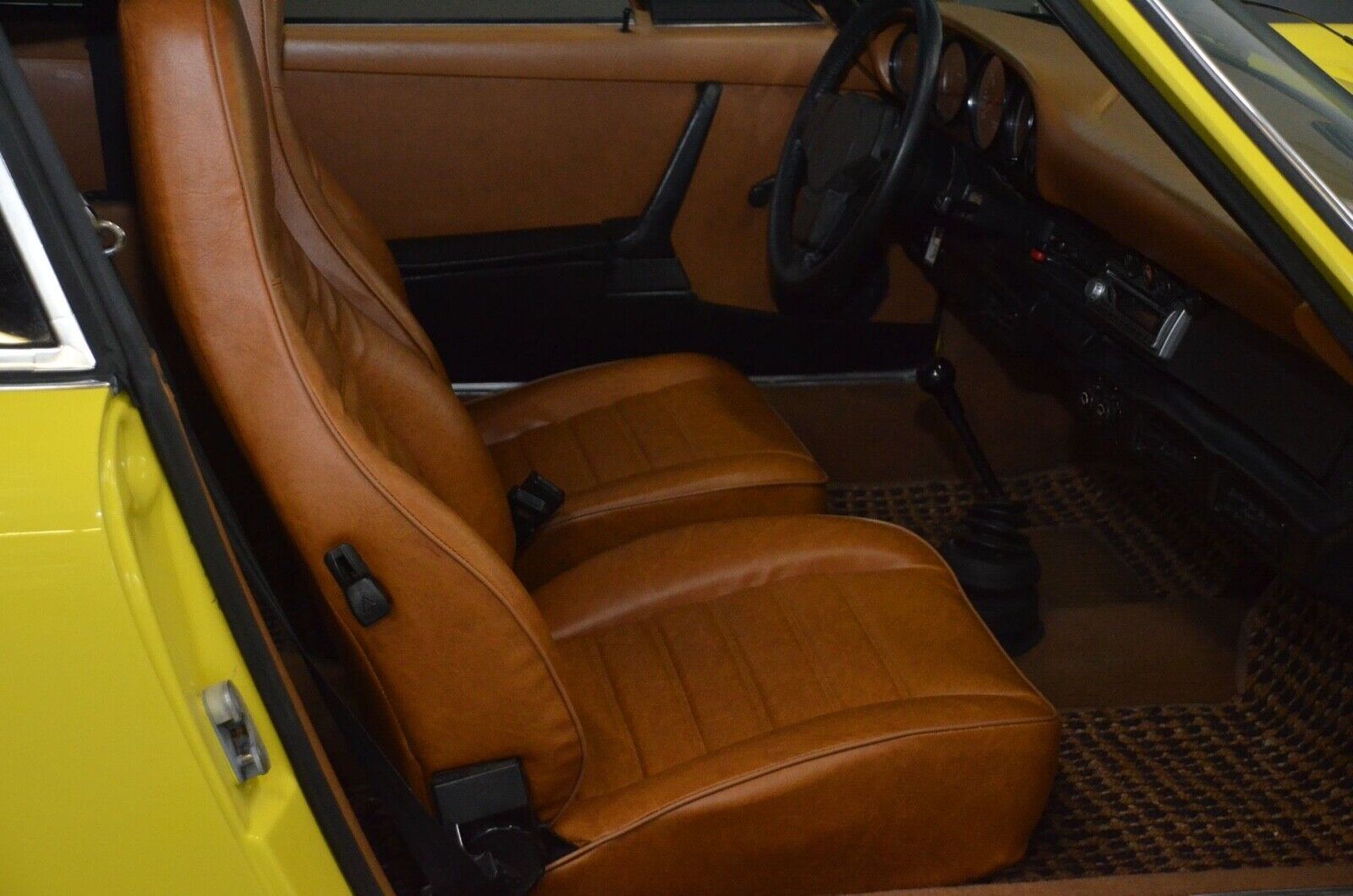 Porsche-912-1976-Yellow-278069-24