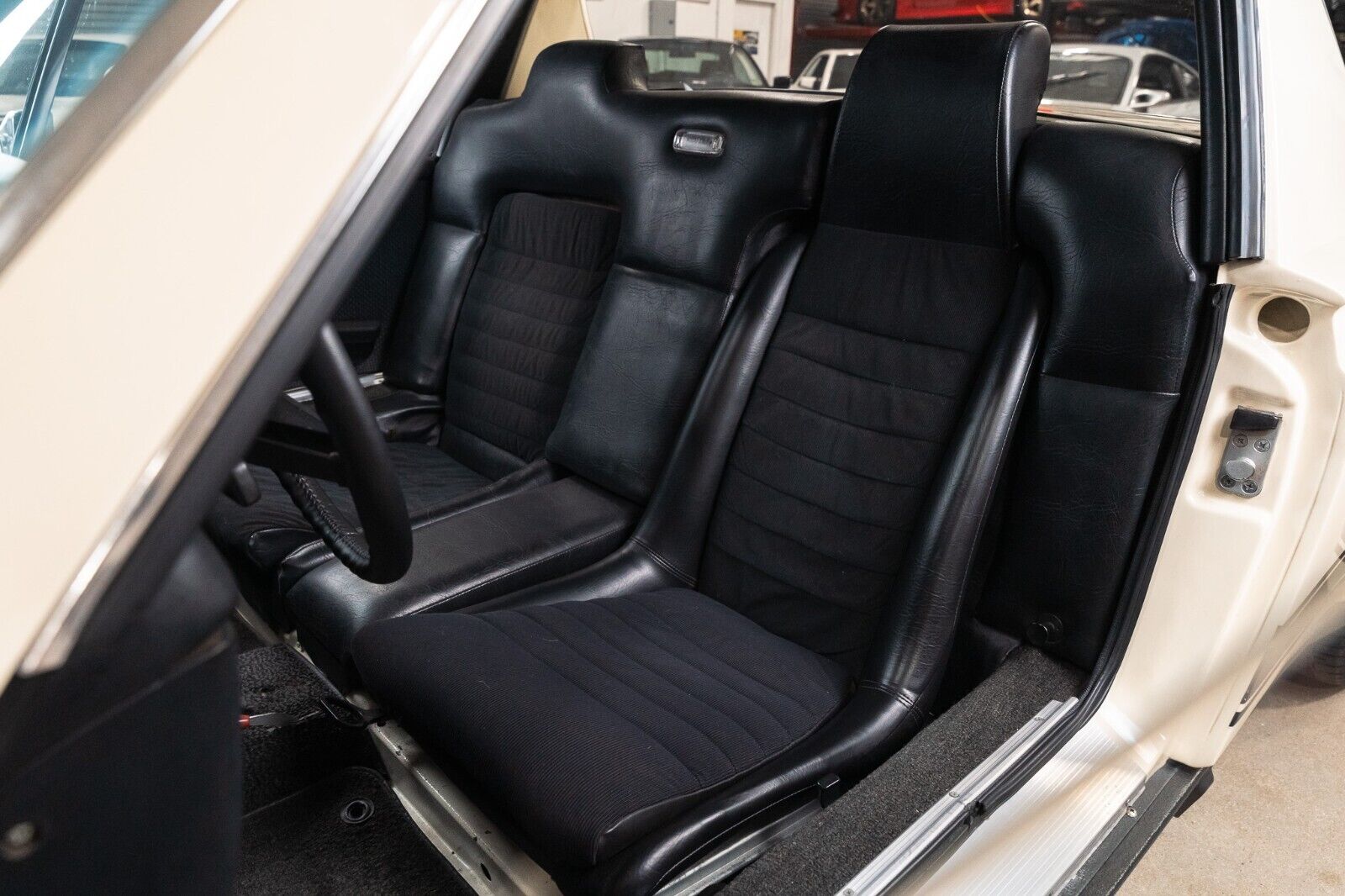 Porsche-914-1971-Light-Ivory-Black-62764-26