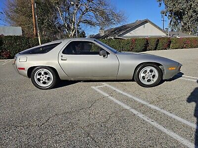 Porsche-928-1982-Grey-131966-24