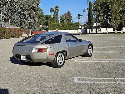 Porsche-928-1982-Grey-131966-25