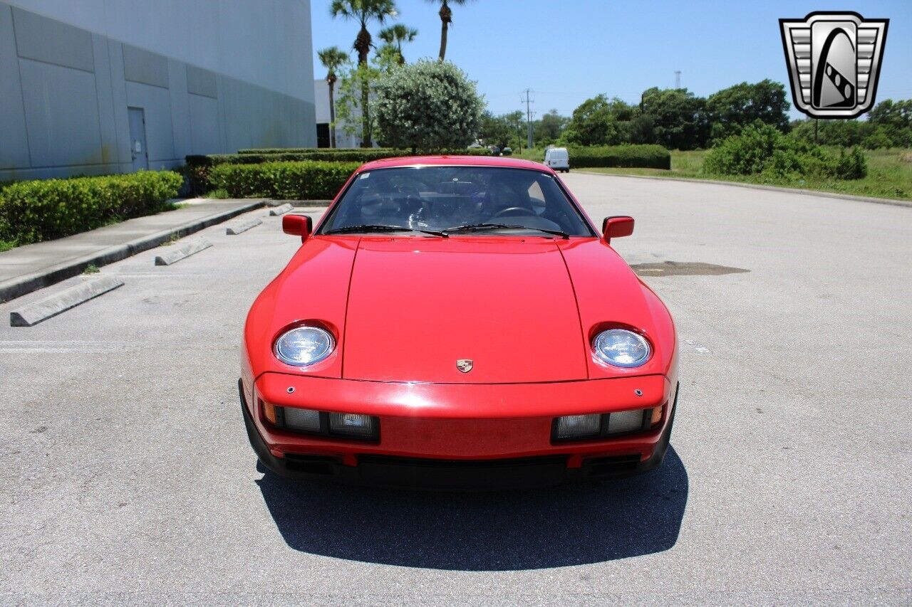 Porsche-928-1982-Red-Black-66348-2