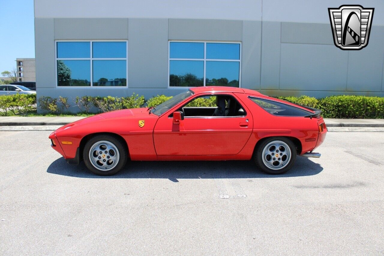 Porsche-928-1982-Red-Black-66348-4