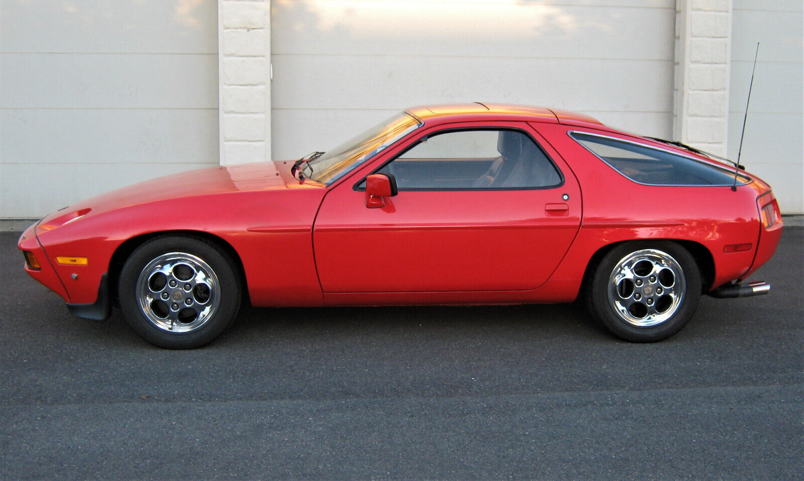 Porsche-928-Coupe-1982-Red-Black-168759-10