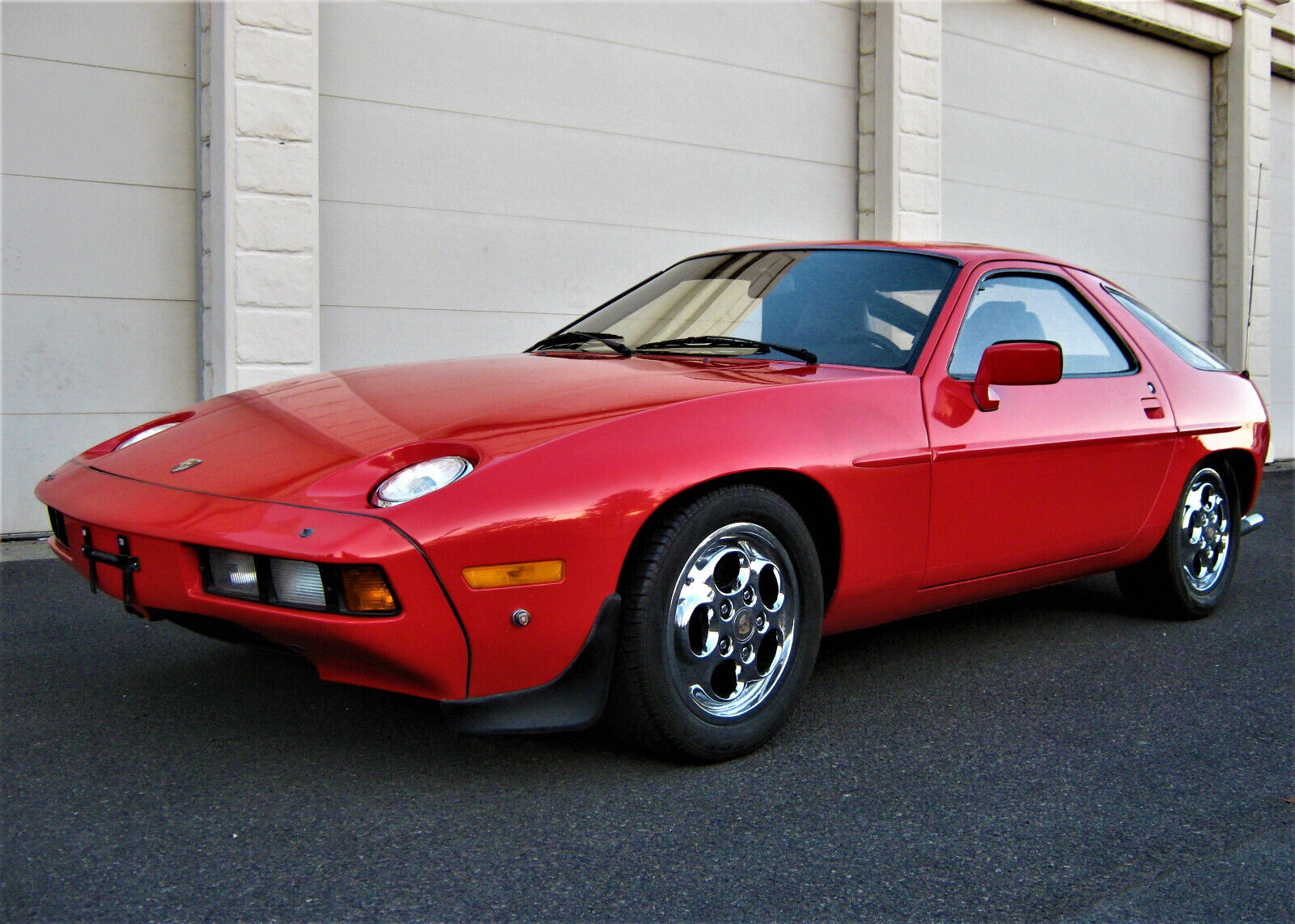 Porsche-928-Coupe-1982-Red-Black-168759-2