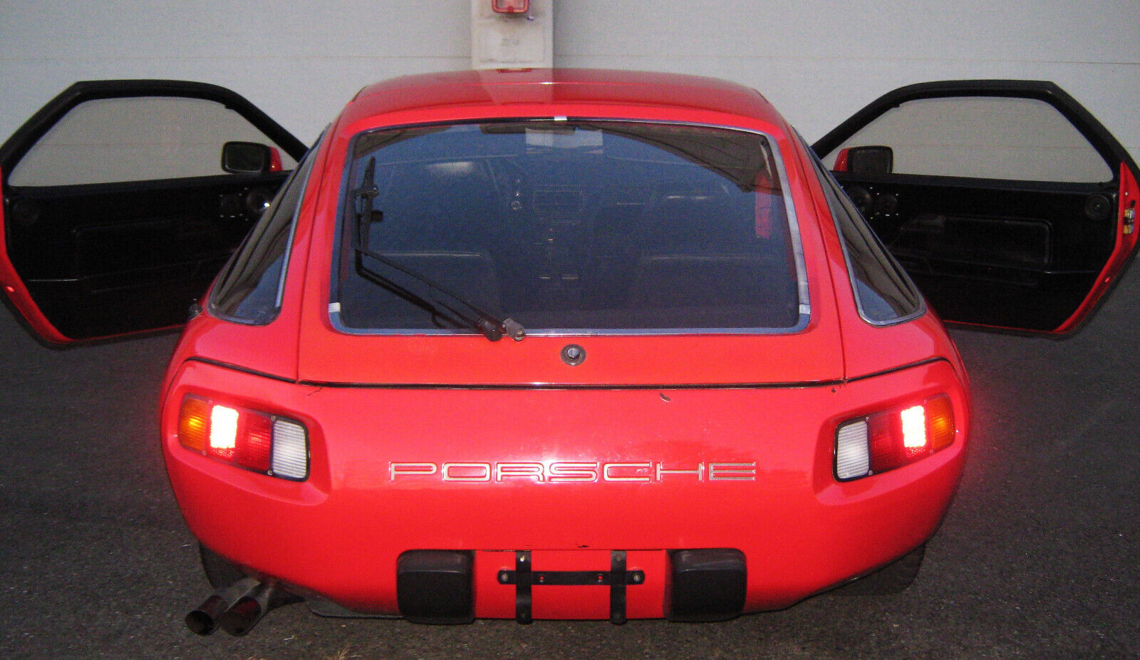 Porsche-928-Coupe-1982-Red-Black-168759-24