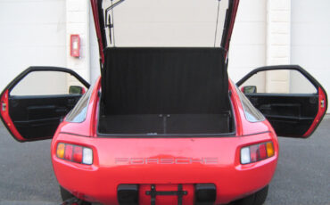 Porsche-928-Coupe-1982-Red-Black-168759-26