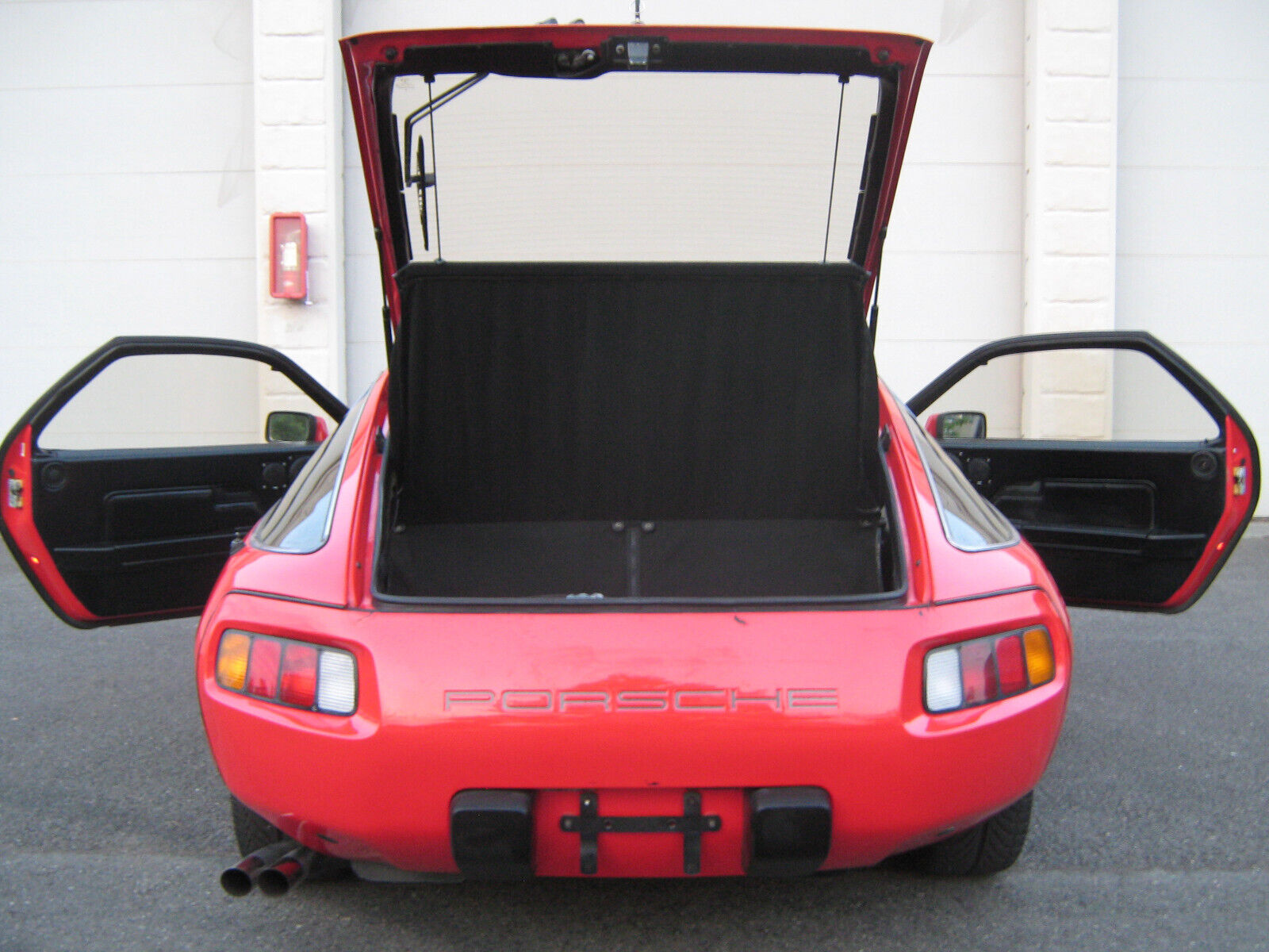 Porsche-928-Coupe-1982-Red-Black-168759-26