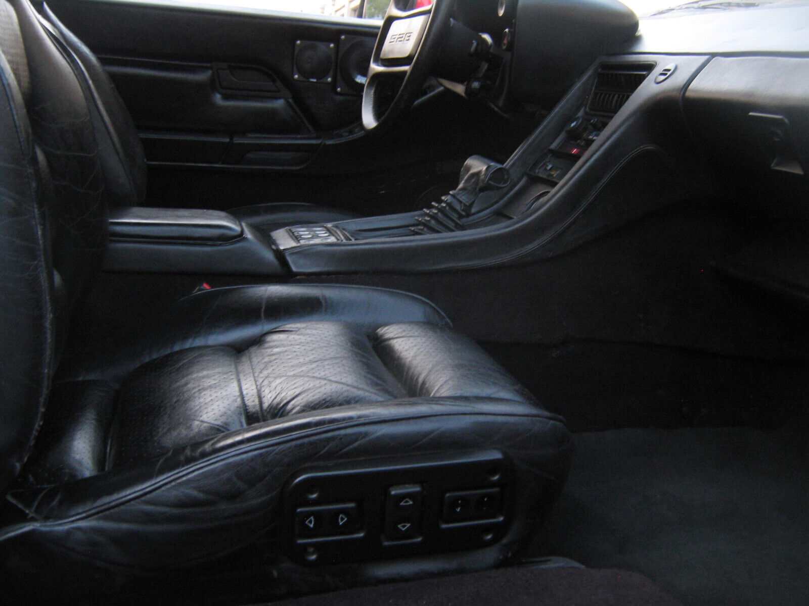 Porsche-928-Coupe-1982-Red-Black-168759-27