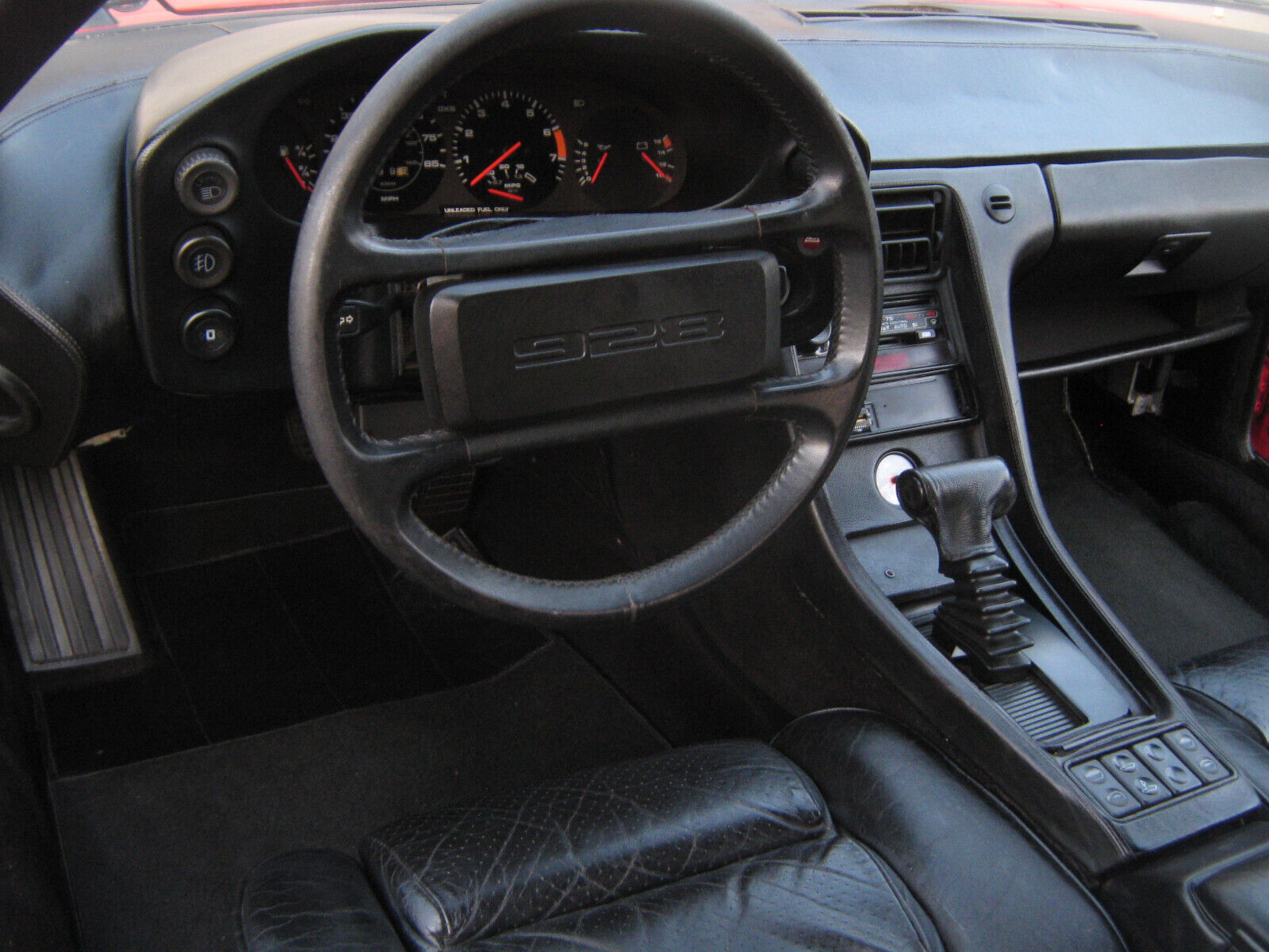 Porsche-928-Coupe-1982-Red-Black-168759-28