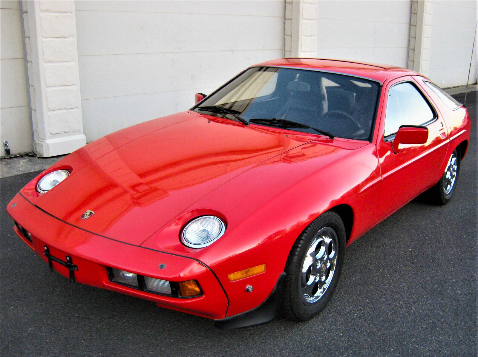 Porsche-928-Coupe-1982-Red-Black-168759-3