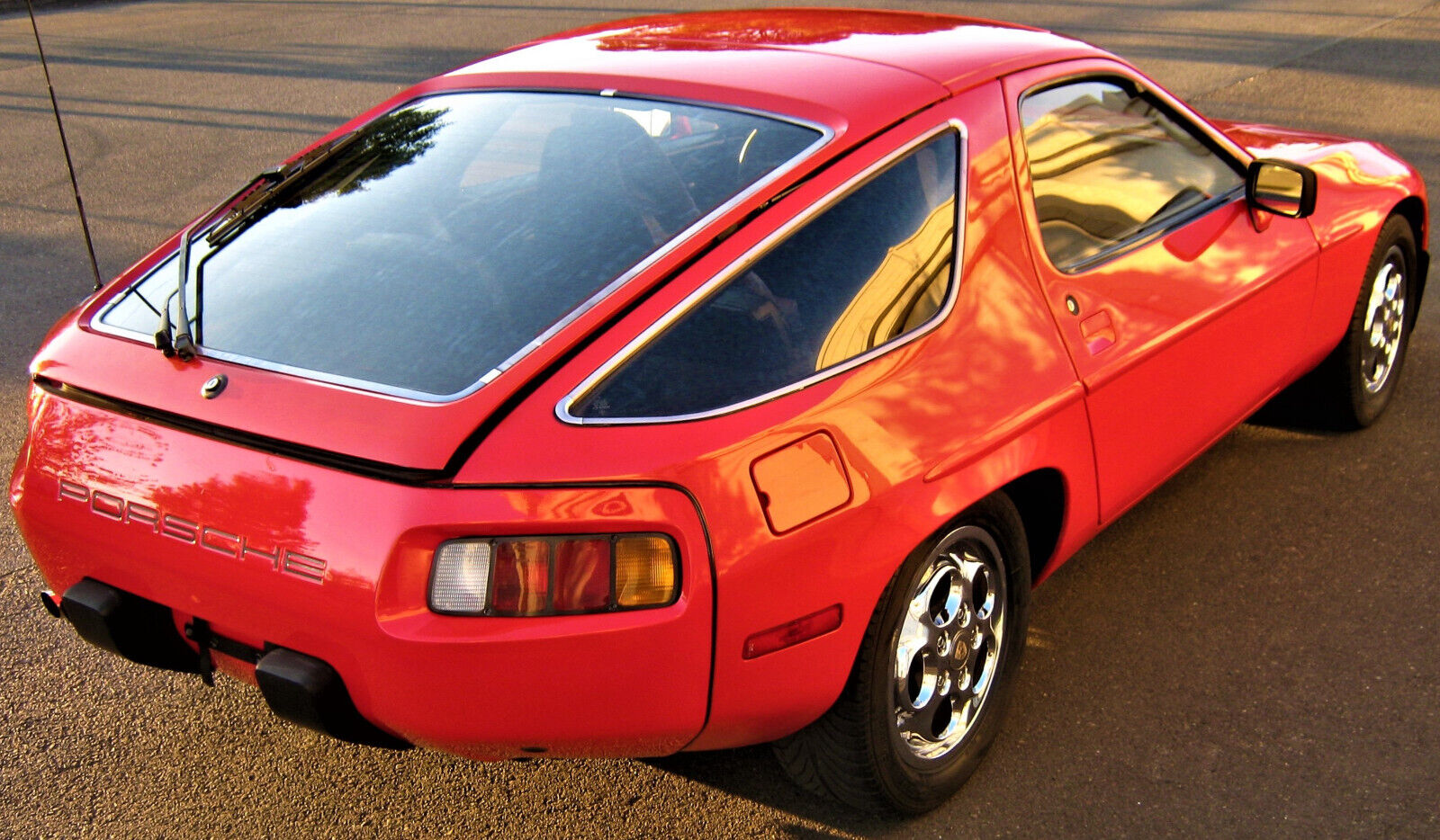 Porsche-928-Coupe-1982-Red-Black-168759-5