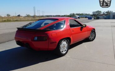 Porsche-928-Coupe-1983-Red-Black-69434-10