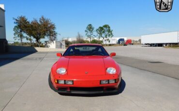 Porsche-928-Coupe-1983-Red-Black-69434-2