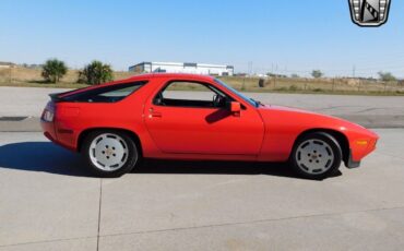 Porsche-928-Coupe-1983-Red-Black-69434-3