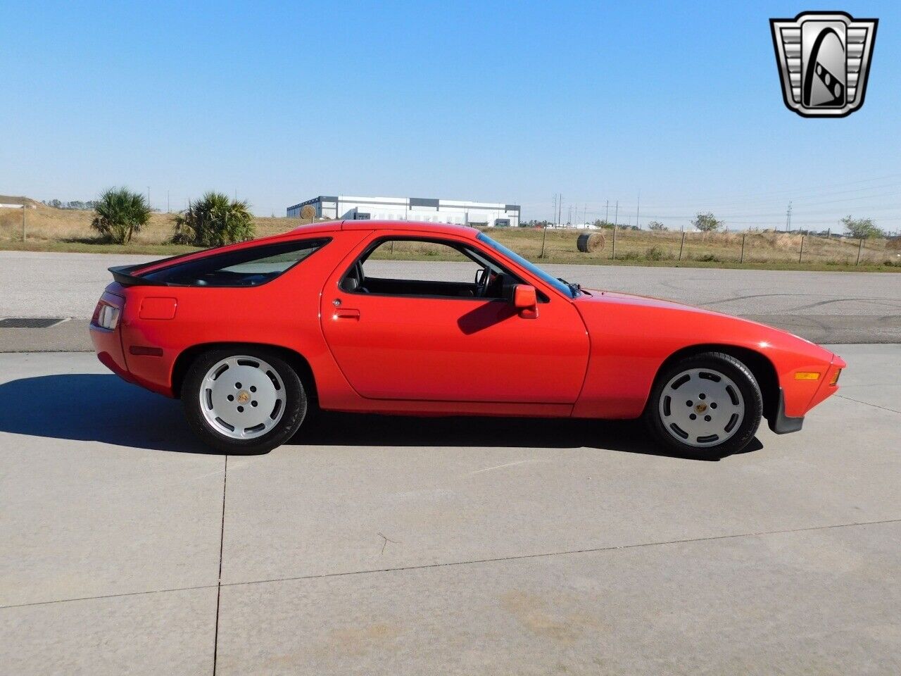 Porsche-928-Coupe-1983-Red-Black-69434-3