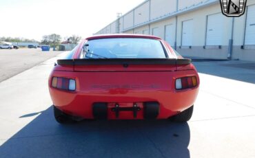 Porsche-928-Coupe-1983-Red-Black-69434-4