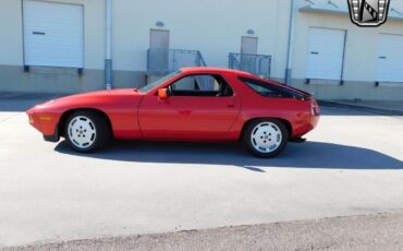 Porsche-928-Coupe-1983-Red-Black-69434-5