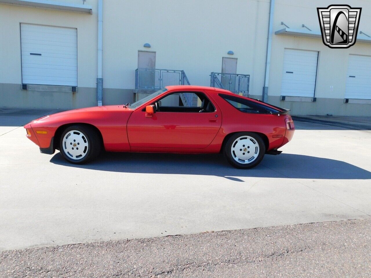 Porsche-928-Coupe-1983-Red-Black-69434-5