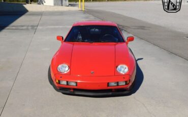 Porsche-928-Coupe-1983-Red-Black-69434-7