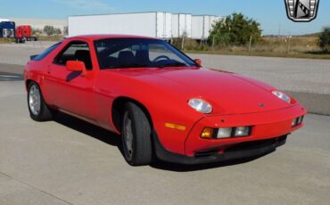 Porsche-928-Coupe-1983-Red-Black-69434-9