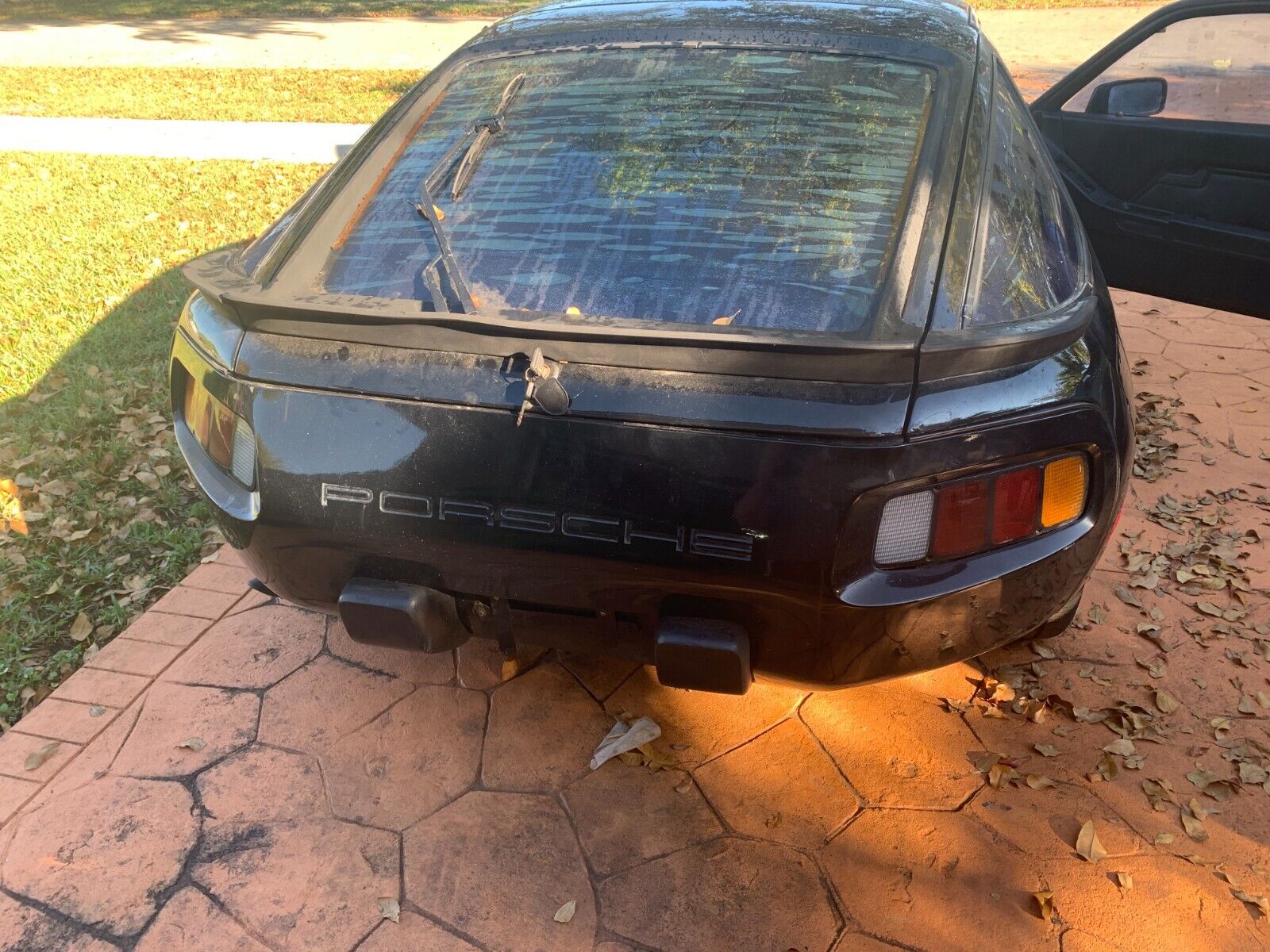 Porsche-928-Coupe-1984-Black-Black-127138-2