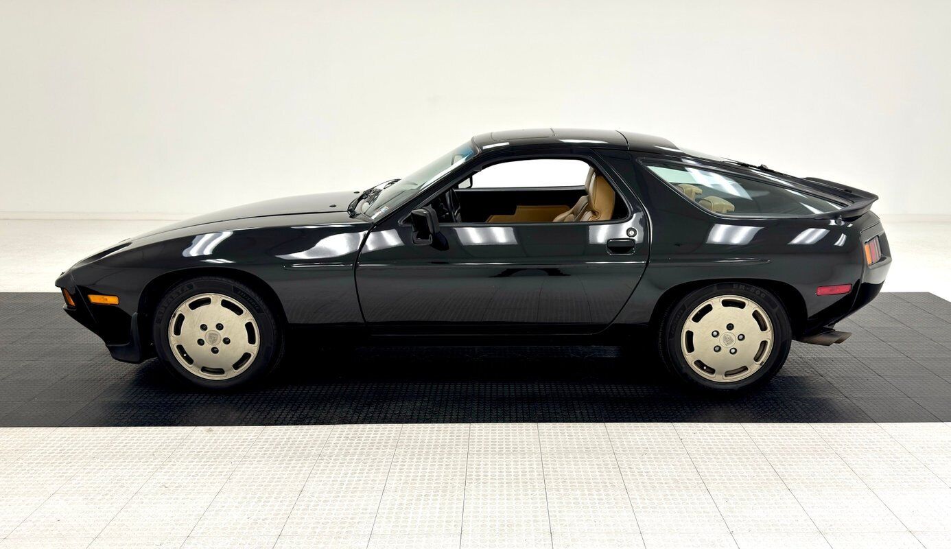 Porsche-928-Coupe-1984-Black-Tan-105126-1