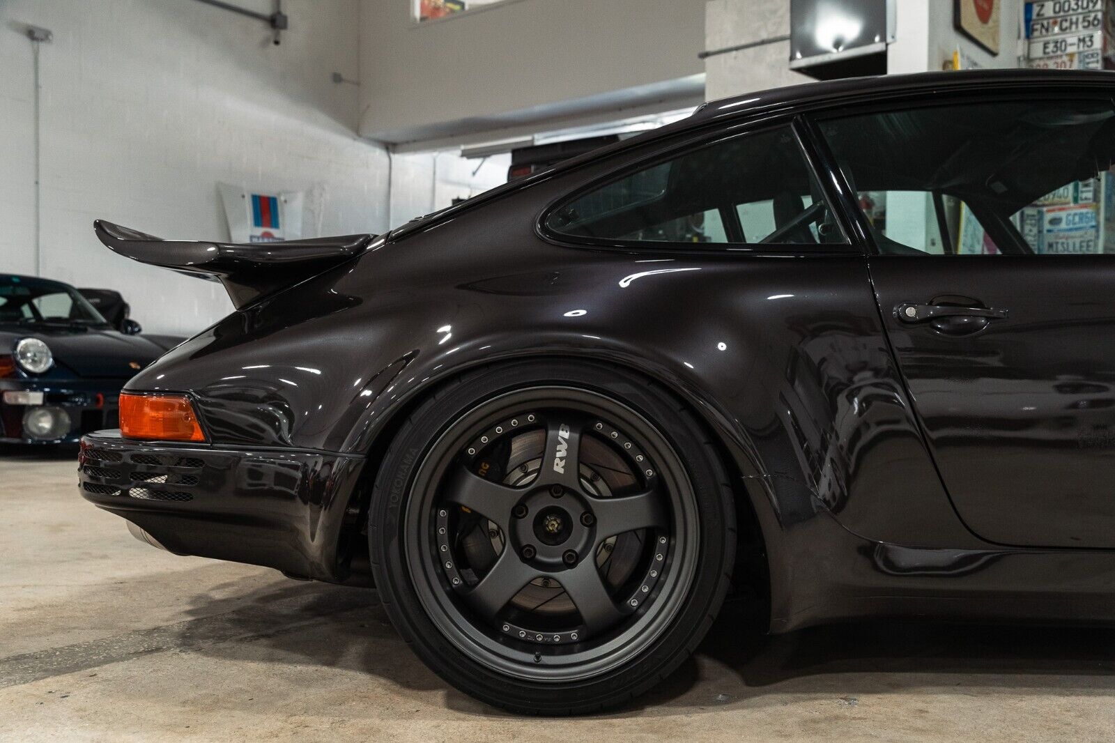 Porsche-930-Coupe-1977-Gray-Black-111045-11