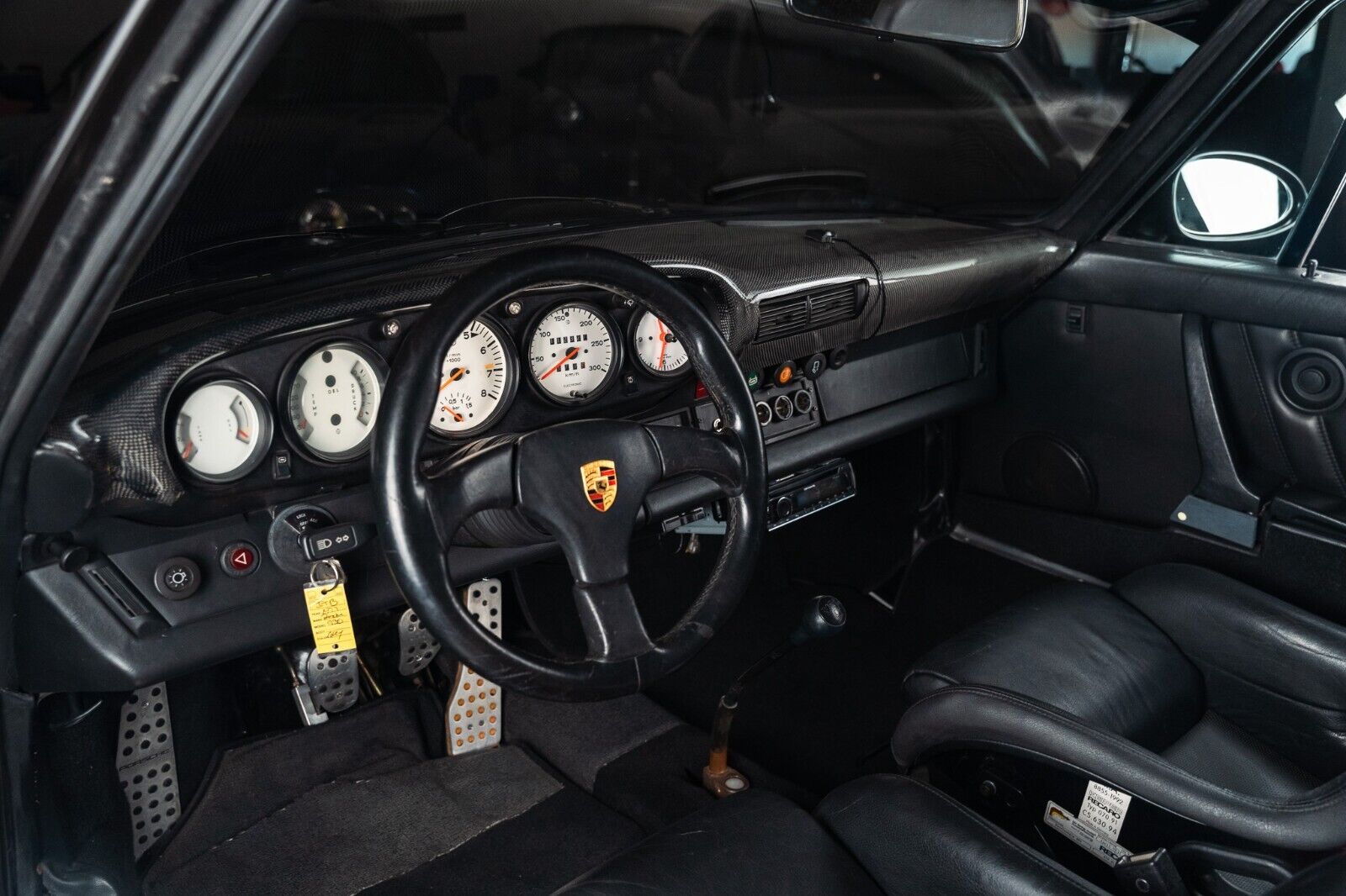 Porsche-930-Coupe-1977-Gray-Black-111045-19