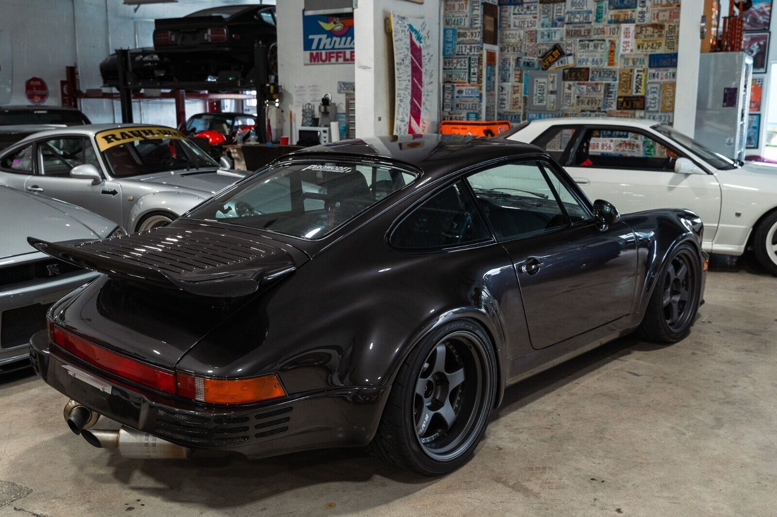 Porsche-930-Coupe-1977-Gray-Black-111045-3