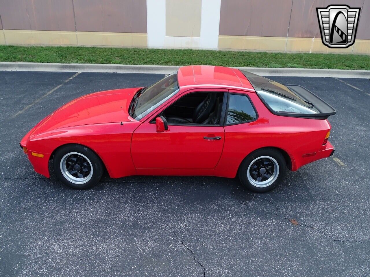 Porsche-944-Coupe-1983-Red-Black-94921-4