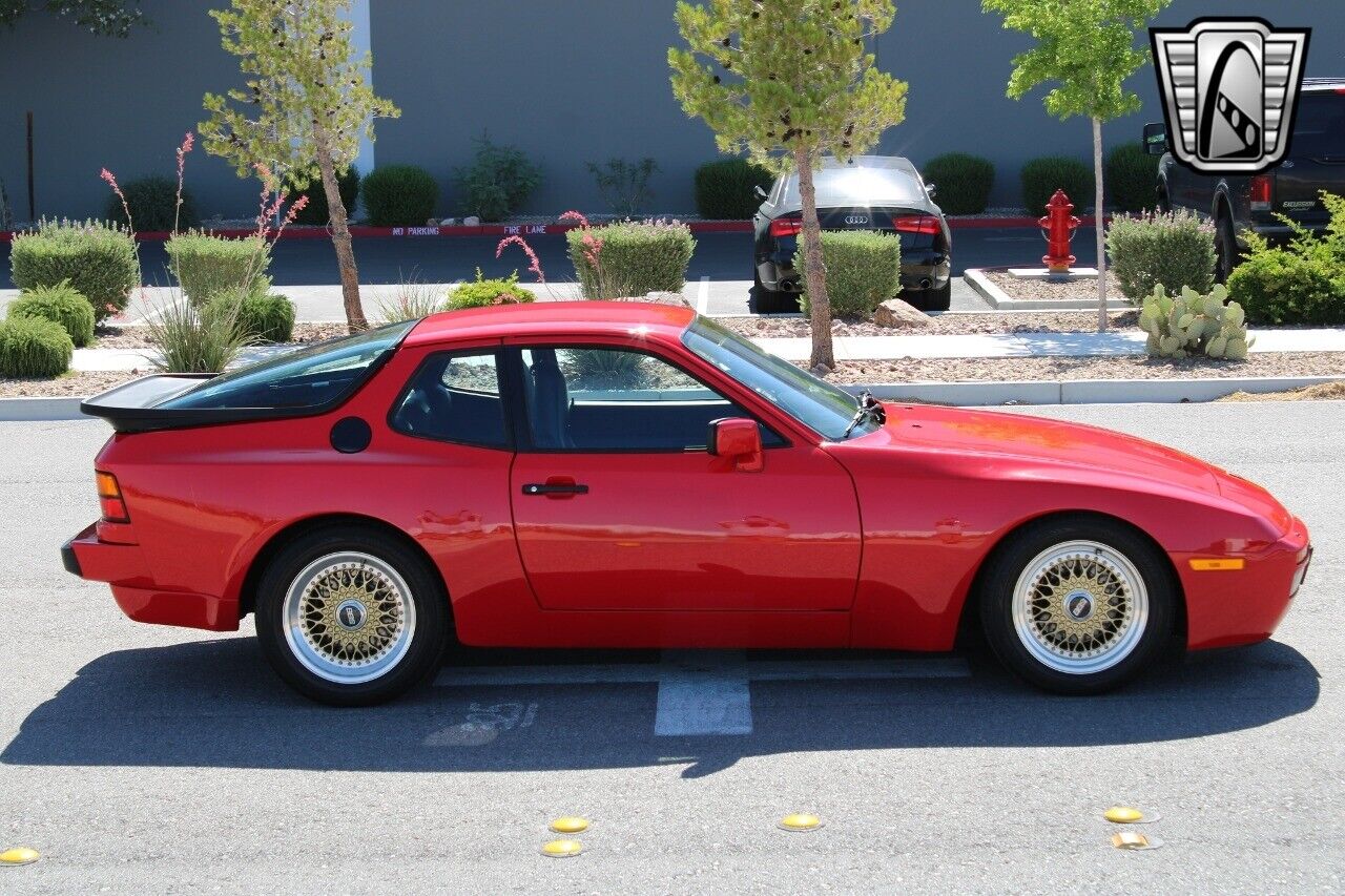 Porsche-944-Coupe-1985-Red-Black-142639-9