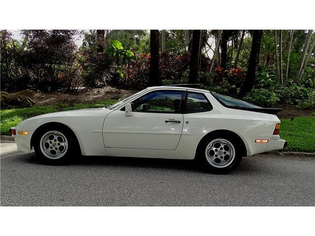 Porsche-944-Coupe-1986-White-Burgundy-72420-2