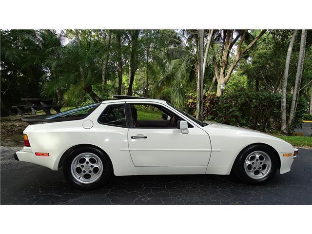 Porsche-944-Coupe-1986-White-Burgundy-72420-3