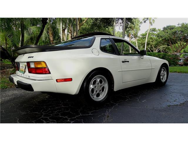 Porsche-944-Coupe-1986-White-Burgundy-72420-5