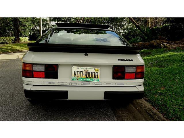 Porsche-944-Coupe-1986-White-Burgundy-72420-9