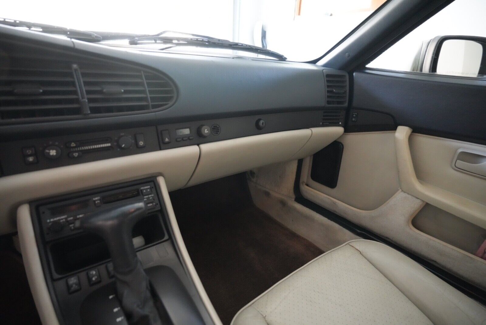 Porsche-944-Coupe-1989-Beige-Tan-99615-11