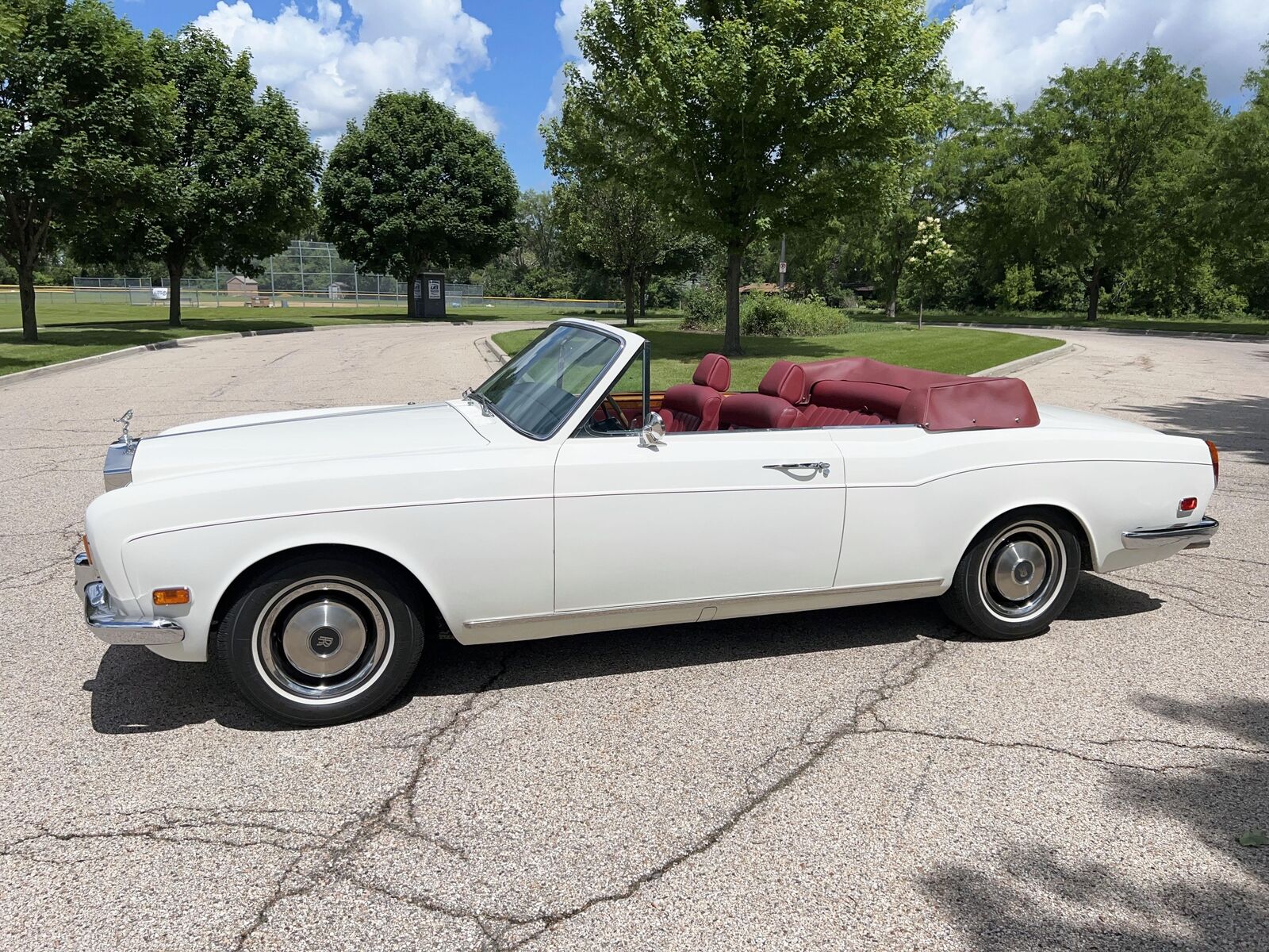 Rolls-Royce-Corniche-Cabriolet-1971-Ivory-Red-38785-10