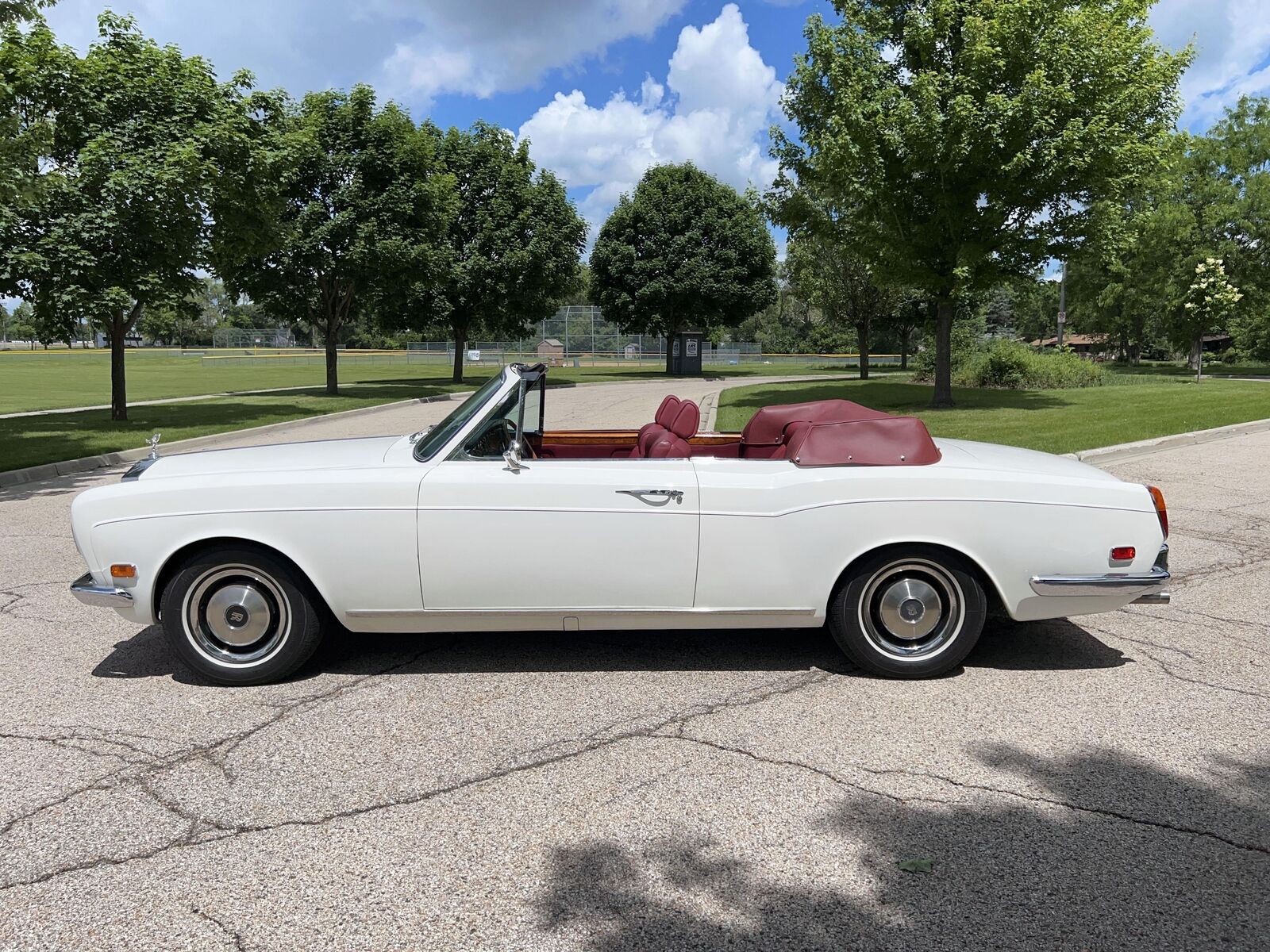 Rolls-Royce-Corniche-Cabriolet-1971-Ivory-Red-38785-11