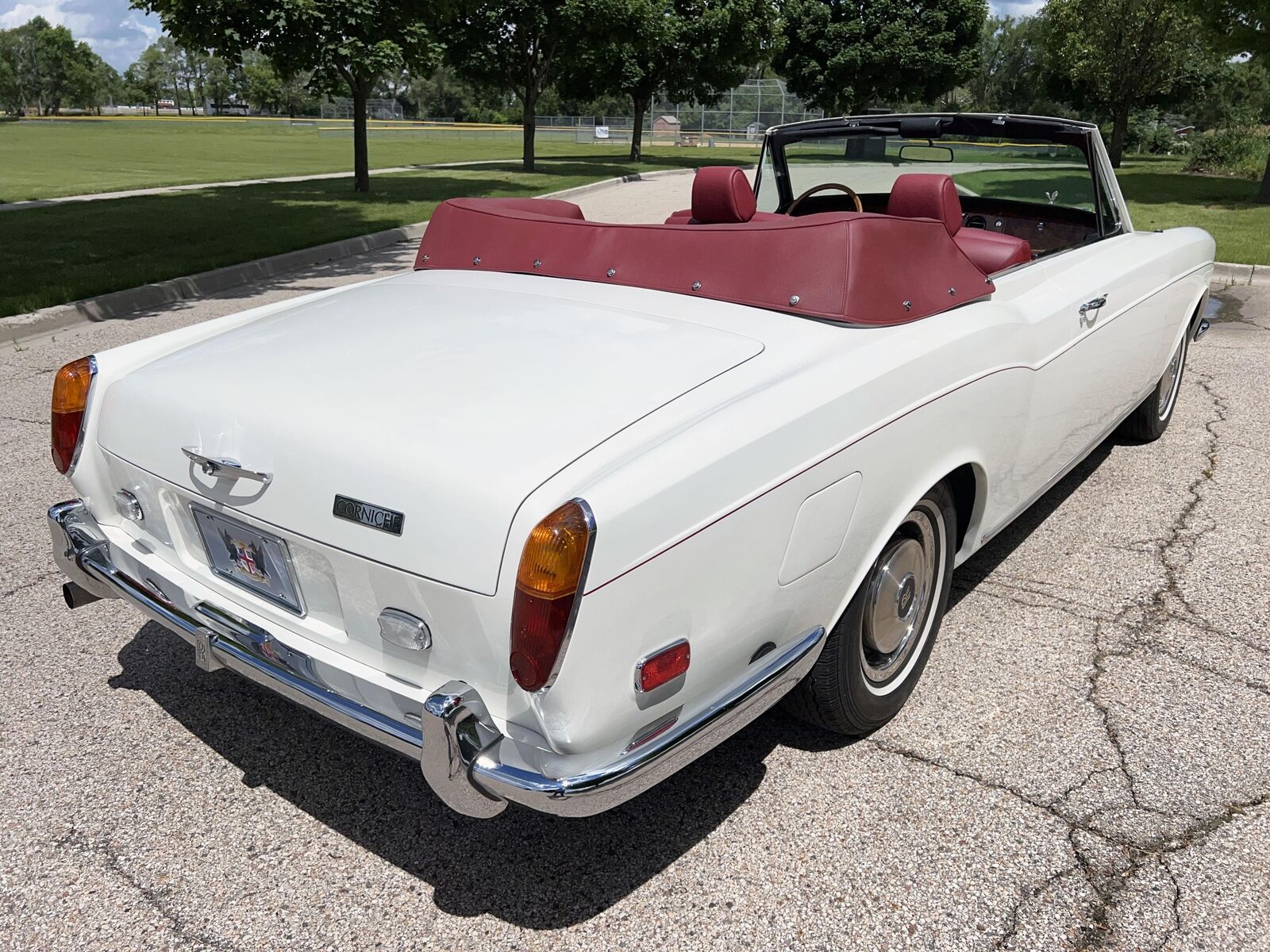 Rolls-Royce-Corniche-Cabriolet-1971-Ivory-Red-38785-19