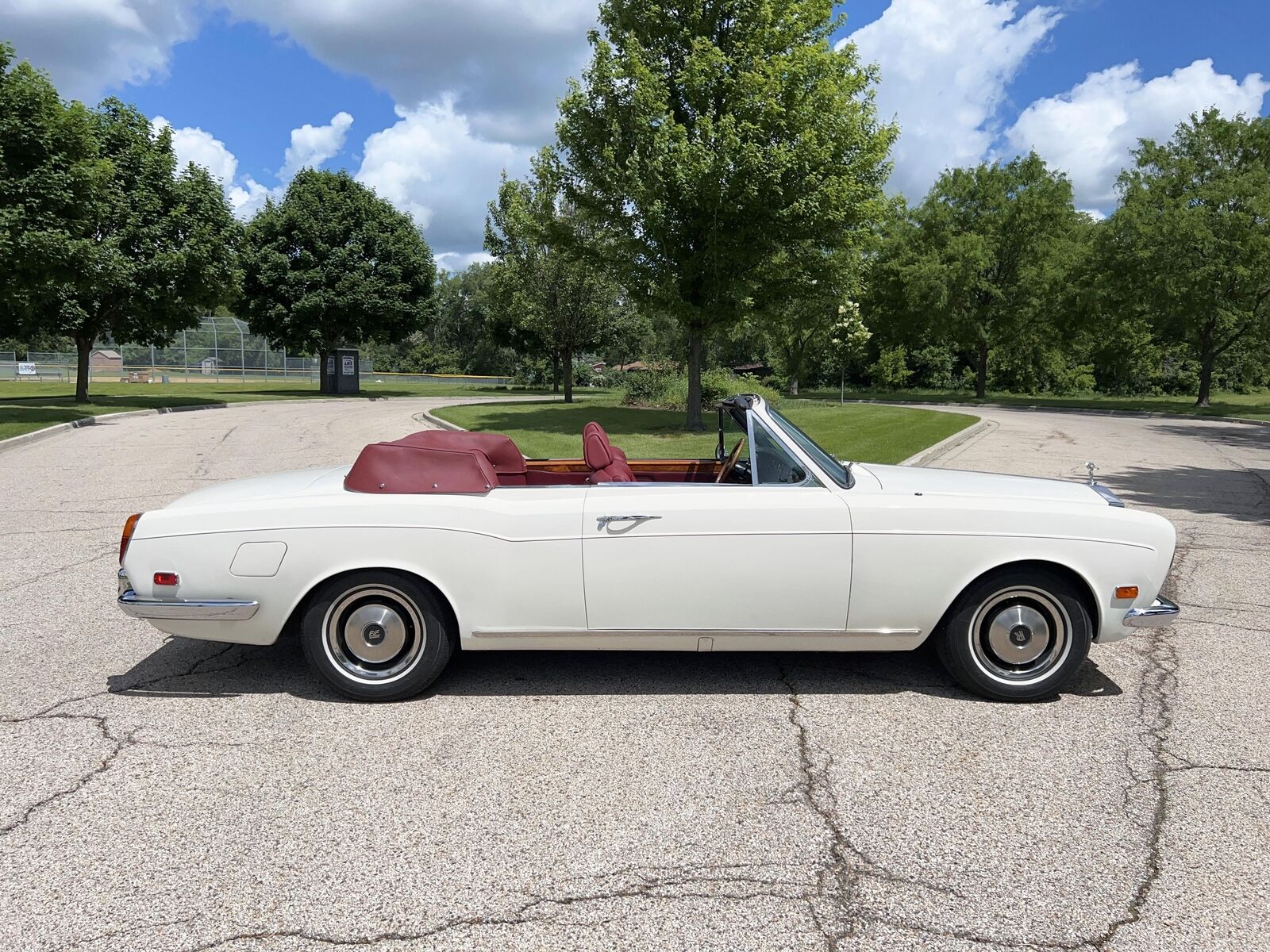 Rolls-Royce-Corniche-Cabriolet-1971-Ivory-Red-38785-22