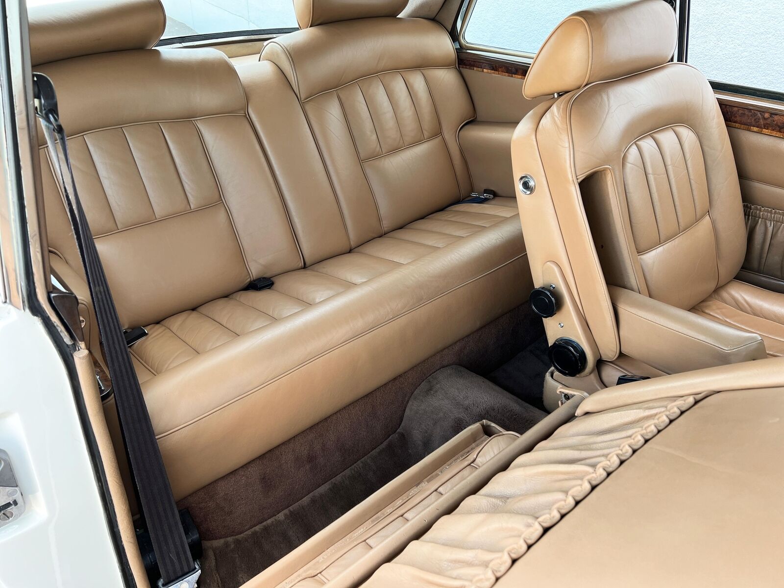 Rolls-Royce-Corniche-Coupe-1979-White-Tan-121505-17