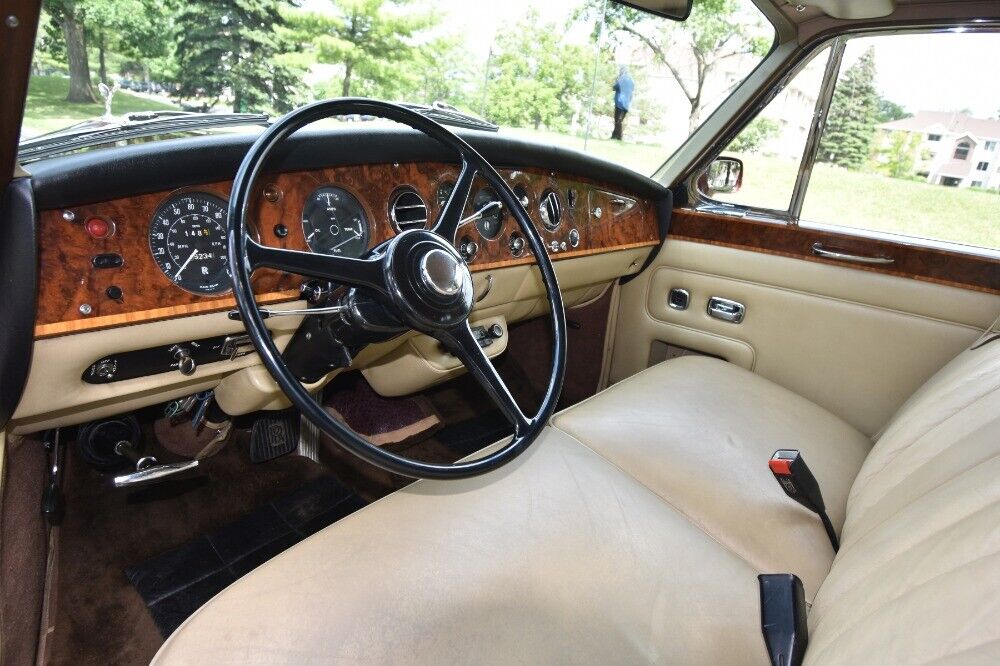 Rolls-Royce-Phantom-VI-1976-Burgundy-Tan-0-7