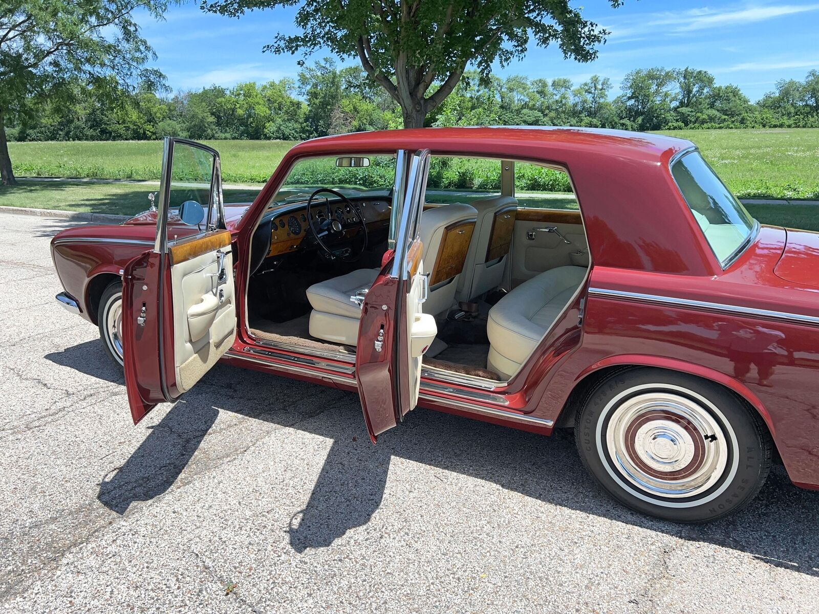 Rolls-Royce-Silver-Shadow-1966-Red-Beige-Connolly-hides-83686-18