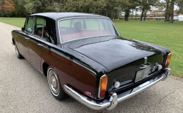 Rolls-Royce-Silver-Shadow-Berline-1969-Black-Red-128748-14