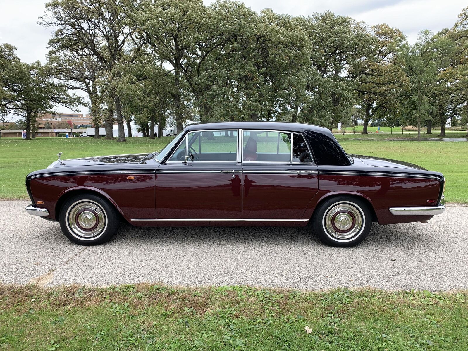 Rolls-Royce-Silver-Shadow-Berline-1969-Black-Red-128748-17