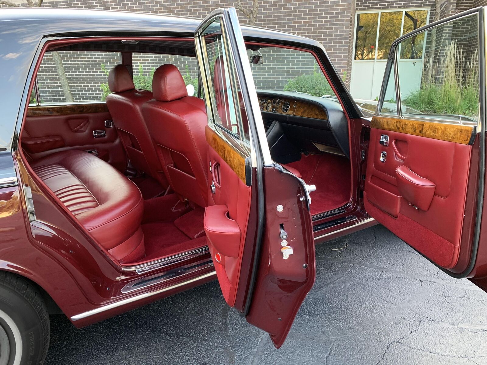 Rolls-Royce-Silver-Shadow-Berline-1969-Black-Red-128748-34