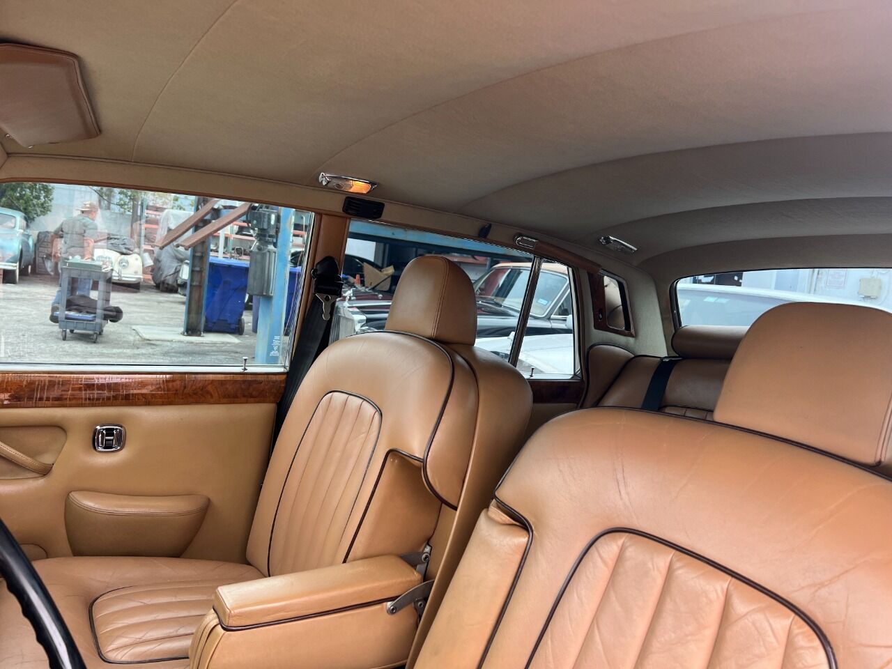 Rolls-Royce-Silver-Shadow-Berline-1980-Brown-Tan-89348-4